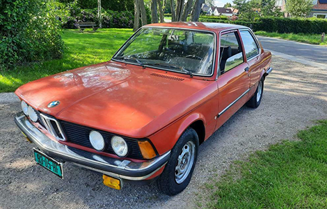 BMW 320 rood uit 1976